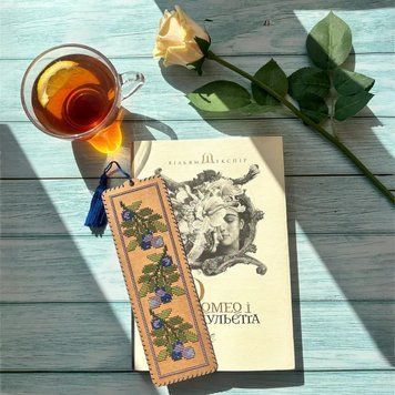 Закладка &ndash; Черника Набор для вышивки нитками на крафтовом картоне Wonderland Сrafts WLZ-006 WLZ-006 фото